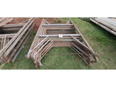 LOTE 130 - 10 MESAS DE FERRO PARA ANDAIMES. (NO ESTADO) ATENÇÃO! FAZER A VISITAÇÃO ANTES DE ARREMATAR, NÃO SABEMOS SE FUNCIONA, LEILÃO NÃO TEM GARANTIA E NEM DEVOLUÇÃO, SUJEITO A POSSÍVEIS AVARIAS VISÍVEIS/OCULTAS E/OU AUSÊNCIA DE COMPONENTES.