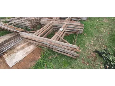 LOTE 122 - 10 MESAS DE FERRO PARA ANDAIMES. (NO ESTADO) ATENÇÃO! FAZER A VISITAÇÃO ANTES DE ARREMATAR, NÃO SABEMOS SE FUNCIONA, LEILÃO NÃO TEM GARANTIA E NEM DEVOLUÇÃO, SUJEITO A POSSÍVEIS AVARIAS VISÍVEIS/OCULTAS E/OU AUSÊNCIA DE COMPONENTES.