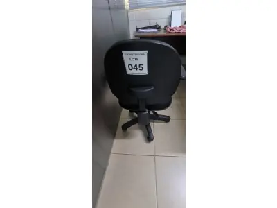 LOTE 045 - 01 CADEIRA GIRATÓRIA PARA ESCRITÓRIO. (NO ESTADO) ATENÇÃO! FAZER A VISITAÇÃO ANTES DE ARREMATAR, NÃO SABEMOS SE FUNCIONA, LEILÃO NÃO TEM GARANTIA E NEM DEVOLUÇÃO, SUJEITO A POSSÍVEIS AVARIAS VISÍVEIS/OCULTAS E/OU AUSÊNCIA DE COMPONENTES.