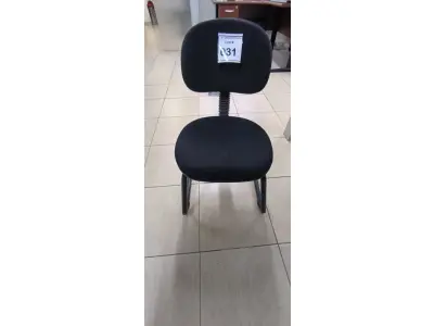 LOTE 031 - 01 CADEIRA GIRATÓRIA PARA ESCRITÓRIO. (NO ESTADO) ATENÇÃO! FAZER A VISITAÇÃO ANTES DE ARREMATAR, NÃO SABEMOS SE FUNCIONA, LEILÃO NÃO TEM GARANTIA E NEM DEVOLUÇÃO, SUJEITO A POSSÍVEIS AVARIAS VISÍVEIS/OCULTAS E/OU AUSÊNCIA DE COMPONENTES.