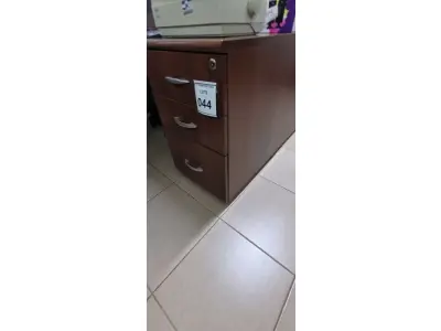 LOTE 044 - 01 GAVETEIRO EM MADEIRA COM 03 GAVETAS. (NO ESTADO) ATENÇÃO! FAZER A VISITAÇÃO ANTES DE ARREMATAR, NÃO SABEMOS SE FUNCIONA, LEILÃO NÃO TEM GARANTIA E NEM DEVOLUÇÃO, SUJEITO A POSSÍVEIS AVARIAS VISÍVEIS/OCULTAS E/OU AUSÊNCIA DE COMPONENTES.