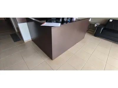 LOTE 083 - 01 BALCÃO EM L PARA RECEPÇÃO EM MADEIRA. (NO ESTADO) ATENÇÃO! FAZER A VISITAÇÃO ANTES DE ARREMATAR, NÃO SABEMOS SE FUNCIONA, LEILÃO NÃO TEM GARANTIA E NEM DEVOLUÇÃO, SUJEITO A POSSÍVEIS AVARIAS VISÍVEIS/OCULTAS E/OU AUSÊNCIA DE COMPONENTES.