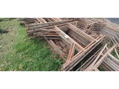 LOTE 120 - 10 MESAS DE FERRO PARA ANDAIMES. (NO ESTADO) ATENÇÃO! FAZER A VISITAÇÃO ANTES DE ARREMATAR, NÃO SABEMOS SE FUNCIONA, LEILÃO NÃO TEM GARANTIA E NEM DEVOLUÇÃO, SUJEITO A POSSÍVEIS AVARIAS VISÍVEIS/OCULTAS E/OU AUSÊNCIA DE COMPONENTES.