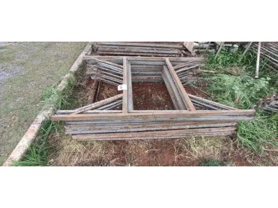 LOTE 108 - 10 MESAS DE FERRO PARA ANDAIMES. (NO ESTADO) ATENÇÃO! FAZER A VISITAÇÃO ANTES DE ARREMATAR, NÃO SABEMOS SE FUNCIONA, LEILÃO NÃO TEM GARANTIA E NEM DEVOLUÇÃO, SUJEITO A POSSÍVEIS AVARIAS VISÍVEIS/OCULTAS E/OU AUSÊNCIA DE COMPONENTES.