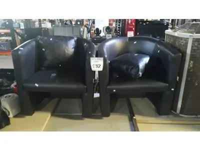 LOTE 132 - 02 POLTRONAS COM ALMOFADA DE COURO SINTÉTICO NA COR PRETA. (NO ESTADO) ATENÇÃO! FAZER A VISITAÇÃO ANTES DE ARREMATAR, NÃO SABEMOS SE FUNCIONA, LEILÃO NÃO TEM GARANTIA E NEM DEVOLUÇÃO, SUJEITO A POSSÍVEIS AVARIAS VISÍVEIS/OCULTAS E/OU AUSÊNCIA DE COMPONENTES.