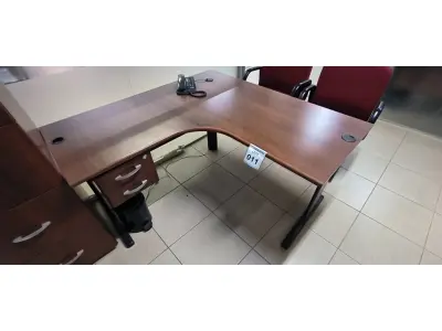 LOTE 011 - 01 MESA DE CANTO EM MADEIRA COM 02 GAVETAS NA COR MARROM. . (NO ESTADO) ATENÇÃO! FAZER A VISITAÇÃO ANTES DE ARREMATAR, NÃO SABEMOS SE FUNCIONA, LEILÃO NÃO TEM GARANTIA E NEM DEVOLUÇÃO, SUJEITO A POSSÍVEIS AVARIAS VISÍVEIS/OCULTAS E/OU AUSÊNCIA DE COMPONENTES.