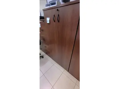 LOTE 025 - 01 ARMÁRIO EM MADEIRA COM 04 PRATELEIRAS NA COR MARROM. (NO ESTADO) ATENÇÃO! FAZER A VISITAÇÃO ANTES DE ARREMATAR, NÃO SABEMOS SE FUNCIONA, LEILÃO NÃO TEM GARANTIA E NEM DEVOLUÇÃO, SUJEITO A POSSÍVEIS AVARIAS VISÍVEIS/OCULTAS E/OU AUSÊNCIA DE COMPONENTES.