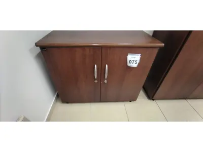 LOTE 075 - 01 ARMÁRIO BAIXO EM MADEIRA 02 PORTAS NA COR MARROM. (NO ESTADO) ATENÇÃO! FAZER A VISITAÇÃO ANTES DE ARREMATAR, NÃO SABEMOS SE FUNCIONA, LEILÃO NÃO TEM GARANTIA E NEM DEVOLUÇÃO, SUJEITO A POSSÍVEIS AVARIAS VISÍVEIS/OCULTAS E/OU AUSÊNCIA DE COMPONENTES.