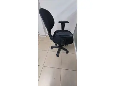 LOTE 052 - 01 CADEIRA GIRATÓRIA PARA ESCRITÓRIO. (NO ESTADO) ATENÇÃO! FAZER A VISITAÇÃO ANTES DE ARREMATAR, NÃO SABEMOS SE FUNCIONA, LEILÃO NÃO TEM GARANTIA E NEM DEVOLUÇÃO, SUJEITO A POSSÍVEIS AVARIAS VISÍVEIS/OCULTAS E/OU AUSÊNCIA DE COMPONENTES.