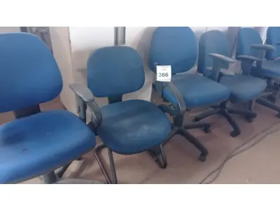 LOTE 366 - 06 CADEIRAS GIRATÓRIAS. (NO ESTADO) ATENÇÃO! FAZER A VISITAÇÃO ANTES DE ARREMATAR, NÃO SABEMOS SE FUNCIONA, LEILÃO NÃO TEM GARANTIA E NEM DEVOLUÇÃO, SUJEITO A POSSÍVEIS AVARIAS VISÍVEIS/OCULTAS E/OU AUSÊNCIA DE COMPONENTES.