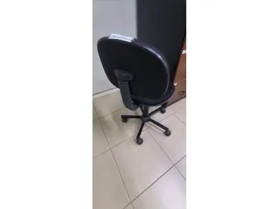 LOTE 017 - 01 CADEIRA GIRATÓRIA PARA ESCRITÓRIO. (NO ESTADO) ATENÇÃO! FAZER A VISITAÇÃO ANTES DE ARREMATAR, NÃO SABEMOS SE FUNCIONA, LEILÃO NÃO TEM GARANTIA E NEM DEVOLUÇÃO, SUJEITO A POSSÍVEIS AVARIAS VISÍVEIS/OCULTAS E/OU AUSÊNCIA DE COMPONENTES.