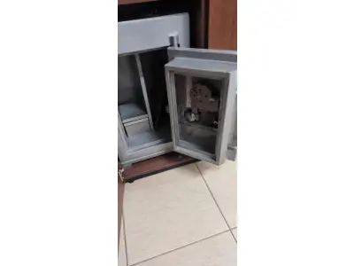 LOTE 143 - 01 COFRE DE AÇO PEQUENO SEM CHAVE E SEGREDO (ESTÁ ABERTO ). (NO ESTADO) ATENÇÃO! FAZER A VISITAÇÃO ANTES DE ARREMATAR, NÃO SABEMOS SE FUNCIONA, LEILÃO NÃO TEM GARANTIA E NEM DEVOLUÇÃO, SUJEITO A POSSÍVEIS AVARIAS VISÍVEIS/OCULTAS E/OU AUSÊNCIA DE COMPONENTES.