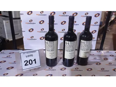 LOTE 201 - 03 GARRAFAS DE VINHO TINTO SECO FINO MALBEC LOTE 44 DE 750ML SAFRA 2020. (NO ESTADO) ATENÇÃO! FAZER A VISITAÇÃO ANTES DE ARREMATAR, NÃO SABEMOS SE FUNCIONA, LEILÃO NÃO TEM GARANTIA E NEM DEVOLUÇÃO, SUJEITO A POSSÍVEIS AVARIAS VISÍVEIS/OCULTAS E/OU AUSÊNCIA DE COMPONENTES.