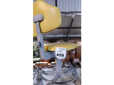 LOTE 409 - 01 CADEIRA MOCHO GIRATÓRIA. (NO ESTADO) ATENÇÃO! FAZER A VISITAÇÃO ANTES DE ARREMATAR, NÃO SABEMOS SE FUNCIONA, LEILÃO NÃO TEM GARANTIA E NEM DEVOLUÇÃO, SUJEITO A POSSÍVEIS AVARIAS VISÍVEIS/OCULTAS E/OU AUSÊNCIA DE COMPONENTES.