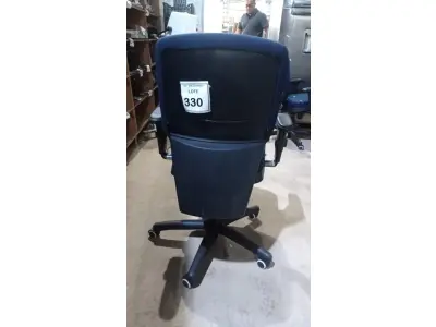 LOTE 330 - 01 CADEIRA DE ESCRITÓRIO GIRATÓRIA COM RODINHAS. (NO ESTADO) ATENÇÃO! FAZER A VISITAÇÃO ANTES DE ARREMATAR, NÃO SABEMOS SE FUNCIONA, LEILÃO NÃO TEM GARANTIA E NEM DEVOLUÇÃO, SUJEITO A POSSÍVEIS AVARIAS VISÍVEIS/OCULTAS E/OU AUSÊNCIA DE COMPONENTES.