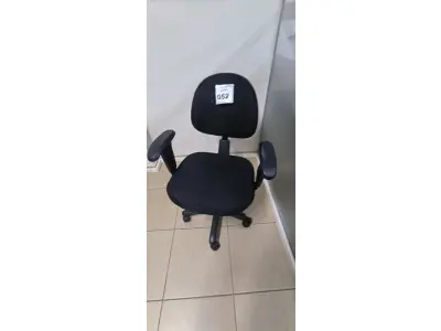 LOTE 052 - 01 CADEIRA GIRATÓRIA PARA ESCRITÓRIO. (NO ESTADO) ATENÇÃO! FAZER A VISITAÇÃO ANTES DE ARREMATAR, NÃO SABEMOS SE FUNCIONA, LEILÃO NÃO TEM GARANTIA E NEM DEVOLUÇÃO, SUJEITO A POSSÍVEIS AVARIAS VISÍVEIS/OCULTAS E/OU AUSÊNCIA DE COMPONENTES.