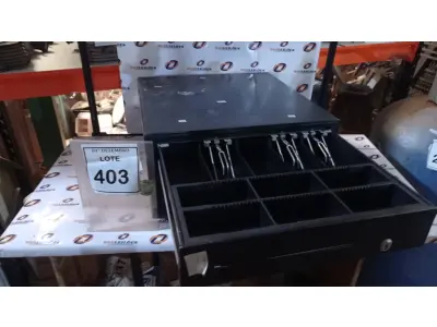 LOTE 403 - 02 GAVETAS DE DINHEIRO. (NO ESTADO) ATENÇÃO! FAZER A VISITAÇÃO ANTES DE ARREMATAR, NÃO SABEMOS SE FUNCIONA, LEILÃO NÃO TEM GARANTIA E NEM DEVOLUÇÃO, SUJEITO A POSSÍVEIS AVARIAS VISÍVEIS/OCULTAS E/OU AUSÊNCIA DE COMPONENTES.