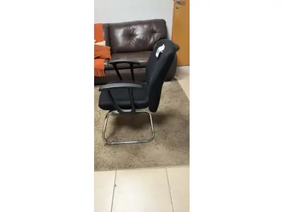 LOTE 066 - 01 CADEIRA FIXA PARA ESCRITÓRIO COM PÉS FIXOS. (NO ESTADO) ATENÇÃO! FAZER A VISITAÇÃO ANTES DE ARREMATAR, NÃO SABEMOS SE FUNCIONA, LEILÃO NÃO TEM GARANTIA E NEM DEVOLUÇÃO, SUJEITO A POSSÍVEIS AVARIAS VISÍVEIS/OCULTAS E/OU AUSÊNCIA DE COMPONENTES.