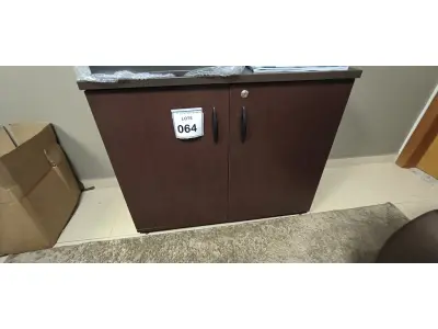 LOTE 064 - 01 ARMÁRIO EM MADEIRA COM 02 PORTAS NA COR MARROM. (NO ESTADO) ATENÇÃO! FAZER A VISITAÇÃO ANTES DE ARREMATAR, NÃO SABEMOS SE FUNCIONA, LEILÃO NÃO TEM GARANTIA E NEM DEVOLUÇÃO, SUJEITO A POSSÍVEIS AVARIAS VISÍVEIS/OCULTAS E/OU AUSÊNCIA DE COMPONENTES.