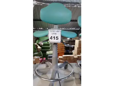 LOTE 415 - 01 CADEIRA MOCHO GIRATÓRIA. (NO ESTADO) ATENÇÃO! FAZER A VISITAÇÃO ANTES DE ARREMATAR, NÃO SABEMOS SE FUNCIONA, LEILÃO NÃO TEM GARANTIA E NEM DEVOLUÇÃO, SUJEITO A POSSÍVEIS AVARIAS VISÍVEIS/OCULTAS E/OU AUSÊNCIA DE COMPONENTES.