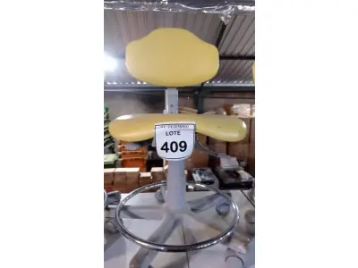 LOTE 409 - 01 CADEIRA MOCHO GIRATÓRIA. (NO ESTADO) ATENÇÃO! FAZER A VISITAÇÃO ANTES DE ARREMATAR, NÃO SABEMOS SE FUNCIONA, LEILÃO NÃO TEM GARANTIA E NEM DEVOLUÇÃO, SUJEITO A POSSÍVEIS AVARIAS VISÍVEIS/OCULTAS E/OU AUSÊNCIA DE COMPONENTES.