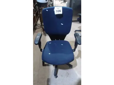 LOTE 326 - 01 CADEIRA DE ESCRITÓRIO GIRATÓRIA COM RODINHAS. (NO ESTADO) ATENÇÃO! FAZER A VISITAÇÃO ANTES DE ARREMATAR, NÃO SABEMOS SE FUNCIONA, LEILÃO NÃO TEM GARANTIA E NEM DEVOLUÇÃO, SUJEITO A POSSÍVEIS AVARIAS VISÍVEIS/OCULTAS E/OU AUSÊNCIA DE COMPONENTES.