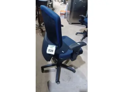 LOTE 326 - 01 CADEIRA DE ESCRITÓRIO GIRATÓRIA COM RODINHAS. (NO ESTADO) ATENÇÃO! FAZER A VISITAÇÃO ANTES DE ARREMATAR, NÃO SABEMOS SE FUNCIONA, LEILÃO NÃO TEM GARANTIA E NEM DEVOLUÇÃO, SUJEITO A POSSÍVEIS AVARIAS VISÍVEIS/OCULTAS E/OU AUSÊNCIA DE COMPONENTES.