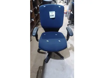 LOTE 330 - 01 CADEIRA DE ESCRITÓRIO GIRATÓRIA COM RODINHAS. (NO ESTADO) ATENÇÃO! FAZER A VISITAÇÃO ANTES DE ARREMATAR, NÃO SABEMOS SE FUNCIONA, LEILÃO NÃO TEM GARANTIA E NEM DEVOLUÇÃO, SUJEITO A POSSÍVEIS AVARIAS VISÍVEIS/OCULTAS E/OU AUSÊNCIA DE COMPONENTES.