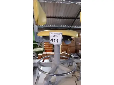 LOTE 411 - 01 CADEIRA MOCHO GIRATÓRIA. (NO ESTADO) ATENÇÃO! FAZER A VISITAÇÃO ANTES DE ARREMATAR, NÃO SABEMOS SE FUNCIONA, LEILÃO NÃO TEM GARANTIA E NEM DEVOLUÇÃO, SUJEITO A POSSÍVEIS AVARIAS VISÍVEIS/OCULTAS E/OU AUSÊNCIA DE COMPONENTES.