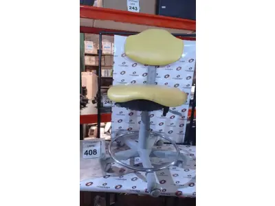 LOTE 408 - 01 CADEIRA MOCHO GIRATÓRIA. (NO ESTADO) ATENÇÃO! FAZER A VISITAÇÃO ANTES DE ARREMATAR, NÃO SABEMOS SE FUNCIONA, LEILÃO NÃO TEM GARANTIA E NEM DEVOLUÇÃO, SUJEITO A POSSÍVEIS AVARIAS VISÍVEIS/OCULTAS E/OU AUSÊNCIA DE COMPONENTES.