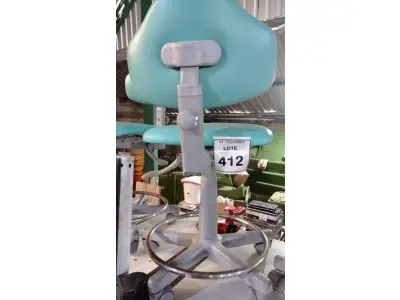 LOTE 412 - 01 CADEIRA MOCHO GIRATÓRIA. (NO ESTADO) ATENÇÃO! FAZER A VISITAÇÃO ANTES DE ARREMATAR, NÃO SABEMOS SE FUNCIONA, LEILÃO NÃO TEM GARANTIA E NEM DEVOLUÇÃO, SUJEITO A POSSÍVEIS AVARIAS VISÍVEIS/OCULTAS E/OU AUSÊNCIA DE COMPONENTES.