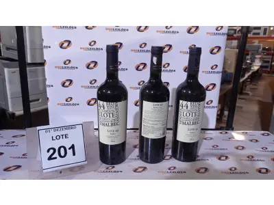 LOTE 201 - 03 GARRAFAS DE VINHO TINTO SECO FINO MALBEC LOTE 44 DE 750ML SAFRA 2020. (NO ESTADO) ATENÇÃO! FAZER A VISITAÇÃO ANTES DE ARREMATAR, NÃO SABEMOS SE FUNCIONA, LEILÃO NÃO TEM GARANTIA E NEM DEVOLUÇÃO, SUJEITO A POSSÍVEIS AVARIAS VISÍVEIS/OCULTAS E/OU AUSÊNCIA DE COMPONENTES.