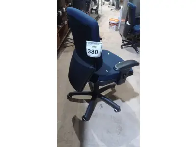 LOTE 330 - 01 CADEIRA DE ESCRITÓRIO GIRATÓRIA COM RODINHAS. (NO ESTADO) ATENÇÃO! FAZER A VISITAÇÃO ANTES DE ARREMATAR, NÃO SABEMOS SE FUNCIONA, LEILÃO NÃO TEM GARANTIA E NEM DEVOLUÇÃO, SUJEITO A POSSÍVEIS AVARIAS VISÍVEIS/OCULTAS E/OU AUSÊNCIA DE COMPONENTES.