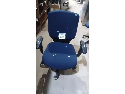 LOTE 322 - 01 CADEIRA DE ESCRITÓRIO GIRATÓRIA COM RODINHAS. (NO ESTADO) ATENÇÃO! FAZER A VISITAÇÃO ANTES DE ARREMATAR, NÃO SABEMOS SE FUNCIONA, LEILÃO NÃO TEM GARANTIA E NEM DEVOLUÇÃO, SUJEITO A POSSÍVEIS AVARIAS VISÍVEIS/OCULTAS E/OU AUSÊNCIA DE COMPONENTES.