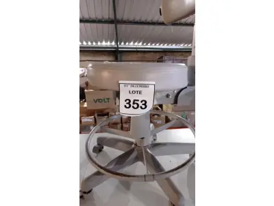 LOTE 353 - 01 CADEIRA MOCHO GIRATÓRIA. (NO ESTADO) ATENÇÃO! FAZER A VISITAÇÃO ANTES DE ARREMATAR, NÃO SABEMOS SE FUNCIONA, LEILÃO NÃO TEM GARANTIA E NEM DEVOLUÇÃO, SUJEITO A POSSÍVEIS AVARIAS VISÍVEIS/OCULTAS E/OU AUSÊNCIA DE COMPONENTES.