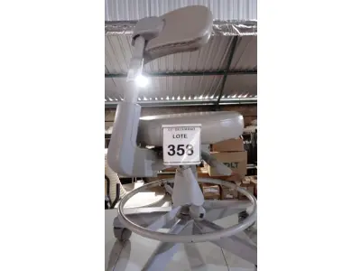 LOTE 358 - 01 CADEIRA MOCHO GIRATÓRIA. (NO ESTADO) ATENÇÃO! FAZER A VISITAÇÃO ANTES DE ARREMATAR, NÃO SABEMOS SE FUNCIONA, LEILÃO NÃO TEM GARANTIA E NEM DEVOLUÇÃO, SUJEITO A POSSÍVEIS AVARIAS VISÍVEIS/OCULTAS E/OU AUSÊNCIA DE COMPONENTES.