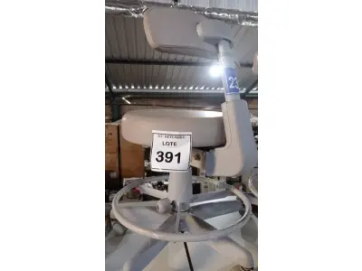 LOTE 391 - 01 CADEIRA MOCHO GIRATÓRIA. (NO ESTADO) ATENÇÃO! FAZER A VISITAÇÃO ANTES DE ARREMATAR, NÃO SABEMOS SE FUNCIONA, LEILÃO NÃO TEM GARANTIA E NEM DEVOLUÇÃO, SUJEITO A POSSÍVEIS AVARIAS VISÍVEIS/OCULTAS E/OU AUSÊNCIA DE COMPONENTES.