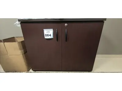 LOTE 064 - 01 ARMÁRIO EM MADEIRA COM 02 PORTAS NA COR MARROM. (NO ESTADO) ATENÇÃO! FAZER A VISITAÇÃO ANTES DE ARREMATAR, NÃO SABEMOS SE FUNCIONA, LEILÃO NÃO TEM GARANTIA E NEM DEVOLUÇÃO, SUJEITO A POSSÍVEIS AVARIAS VISÍVEIS/OCULTAS E/OU AUSÊNCIA DE COMPONENTES.