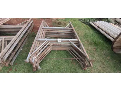 LOTE 130 - 10 MESAS DE FERRO PARA ANDAIMES. (NO ESTADO) ATENÇÃO! FAZER A VISITAÇÃO ANTES DE ARREMATAR, NÃO SABEMOS SE FUNCIONA, LEILÃO NÃO TEM GARANTIA E NEM DEVOLUÇÃO, SUJEITO A POSSÍVEIS AVARIAS VISÍVEIS/OCULTAS E/OU AUSÊNCIA DE COMPONENTES.