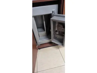 LOTE 143 - 01 COFRE DE AÇO PEQUENO SEM CHAVE E SEGREDO (ESTÁ ABERTO ). (NO ESTADO) ATENÇÃO! FAZER A VISITAÇÃO ANTES DE ARREMATAR, NÃO SABEMOS SE FUNCIONA, LEILÃO NÃO TEM GARANTIA E NEM DEVOLUÇÃO, SUJEITO A POSSÍVEIS AVARIAS VISÍVEIS/OCULTAS E/OU AUSÊNCIA DE COMPONENTES.