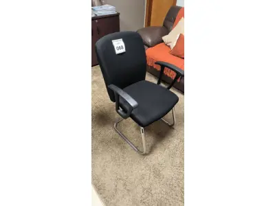 LOTE 068 - 01 CADEIRA PARA ESCRITÓRIO COM PÉS FIXOS. (NO ESTADO) ATENÇÃO! FAZER A VISITAÇÃO ANTES DE ARREMATAR, NÃO SABEMOS SE FUNCIONA, LEILÃO NÃO TEM GARANTIA E NEM DEVOLUÇÃO, SUJEITO A POSSÍVEIS AVARIAS VISÍVEIS/OCULTAS E/OU AUSÊNCIA DE COMPONENTES.