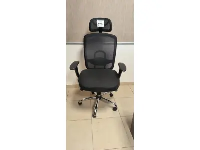 LOTE 070 - 01 CADEIRA COM ESPALDAR ALTO PARA ESCRITÓRIO. (NO ESTADO) ATENÇÃO! FAZER A VISITAÇÃO ANTES DE ARREMATAR, NÃO SABEMOS SE FUNCIONA, LEILÃO NÃO TEM GARANTIA E NEM DEVOLUÇÃO, SUJEITO A POSSÍVEIS AVARIAS VISÍVEIS/OCULTAS E/OU AUSÊNCIA DE COMPONENTES.