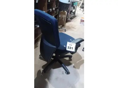 LOTE 331 - 01 CADEIRA DE ESCRITÓRIO GIRATÓRIA COM RODINHAS. (NO ESTADO) ATENÇÃO! FAZER A VISITAÇÃO ANTES DE ARREMATAR, NÃO SABEMOS SE FUNCIONA, LEILÃO NÃO TEM GARANTIA E NEM DEVOLUÇÃO, SUJEITO A POSSÍVEIS AVARIAS VISÍVEIS/OCULTAS E/OU AUSÊNCIA DE COMPONENTES.