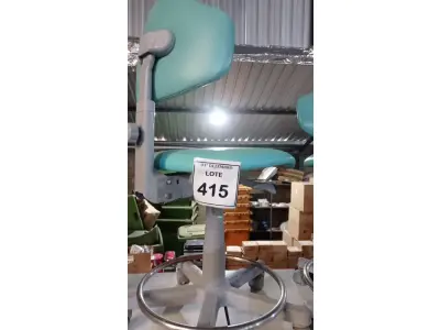 LOTE 415 - 01 CADEIRA MOCHO GIRATÓRIA. (NO ESTADO) ATENÇÃO! FAZER A VISITAÇÃO ANTES DE ARREMATAR, NÃO SABEMOS SE FUNCIONA, LEILÃO NÃO TEM GARANTIA E NEM DEVOLUÇÃO, SUJEITO A POSSÍVEIS AVARIAS VISÍVEIS/OCULTAS E/OU AUSÊNCIA DE COMPONENTES.