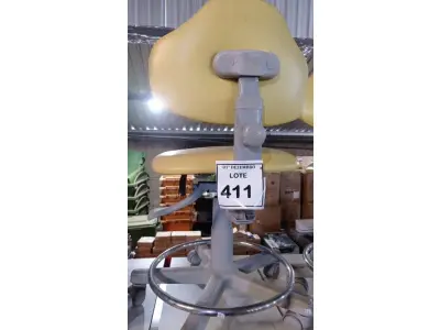 LOTE 411 - 01 CADEIRA MOCHO GIRATÓRIA. (NO ESTADO) ATENÇÃO! FAZER A VISITAÇÃO ANTES DE ARREMATAR, NÃO SABEMOS SE FUNCIONA, LEILÃO NÃO TEM GARANTIA E NEM DEVOLUÇÃO, SUJEITO A POSSÍVEIS AVARIAS VISÍVEIS/OCULTAS E/OU AUSÊNCIA DE COMPONENTES.