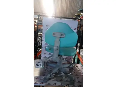 LOTE 376 - 01 CADEIRA MOCHO GIRATÓRIA. (NO ESTADO) ATENÇÃO! FAZER A VISITAÇÃO ANTES DE ARREMATAR, NÃO SABEMOS SE FUNCIONA, LEILÃO NÃO TEM GARANTIA E NEM DEVOLUÇÃO, SUJEITO A POSSÍVEIS AVARIAS VISÍVEIS/OCULTAS E/OU AUSÊNCIA DE COMPONENTES.