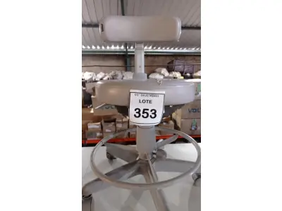 LOTE 353 - 01 CADEIRA MOCHO GIRATÓRIA. (NO ESTADO) ATENÇÃO! FAZER A VISITAÇÃO ANTES DE ARREMATAR, NÃO SABEMOS SE FUNCIONA, LEILÃO NÃO TEM GARANTIA E NEM DEVOLUÇÃO, SUJEITO A POSSÍVEIS AVARIAS VISÍVEIS/OCULTAS E/OU AUSÊNCIA DE COMPONENTES.