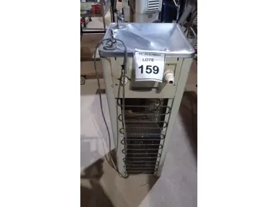 LOTE 159 - 01 BEBEDOURO TIPO TORRE. (NO ESTADO) ATENÇÃO! FAZER A VISITAÇÃO ANTES DE ARREMATAR, NÃO SABEMOS SE FUNCIONA, LEILÃO NÃO TEM GARANTIA E NEM DEVOLUÇÃO, SUJEITO A POSSÍVEIS AVARIAS VISÍVEIS/OCULTAS E/OU AUSÊNCIA DE COMPONENTES.