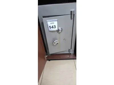 LOTE 143 - 01 COFRE DE AÇO PEQUENO SEM CHAVE E SEGREDO (ESTÁ ABERTO ). (NO ESTADO) ATENÇÃO! FAZER A VISITAÇÃO ANTES DE ARREMATAR, NÃO SABEMOS SE FUNCIONA, LEILÃO NÃO TEM GARANTIA E NEM DEVOLUÇÃO, SUJEITO A POSSÍVEIS AVARIAS VISÍVEIS/OCULTAS E/OU AUSÊNCIA DE COMPONENTES.