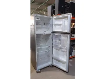 LOTE 036 - 01 GELADEIRA DE 127V MARCA ELECTROLUX. (NO ESTADO) ATENÇÃO! FAZER A VISITAÇÃO ANTES DE ARREMATAR, NÃO SABEMOS SE FUNCIONA, LEILÃO NÃO TEM GARANTIA E NEM DEVOLUÇÃO, SUJEITO A POSSÍVEIS AVARIAS VISÍVEIS/OCULTAS E/OU AUSÊNCIA DE COMPONENTES.